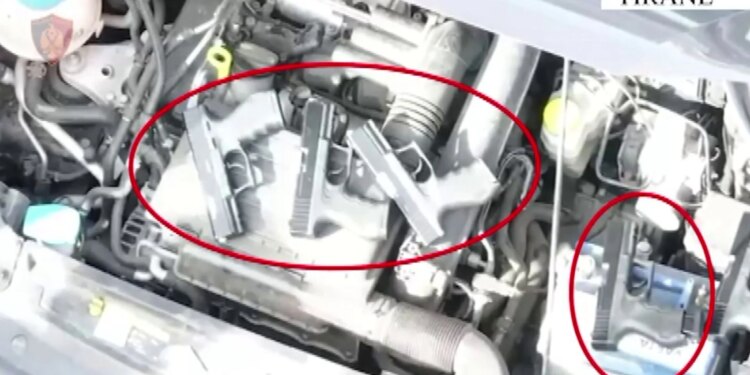 Trafiku i armëve Kosovë-Shqipëri zbulohet, autoritetet në kërkim të fabrikes që prodhonte imitime të pistoletave “Glock”