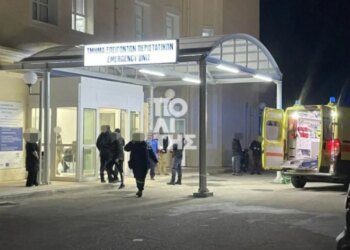 Tragjedia në ishullin grek: 4 të vdekur dhe 20 të lënduar nga përplasja e anijes së rojës bregdetare me motoskafin e trafikantëve të emigrantëve.