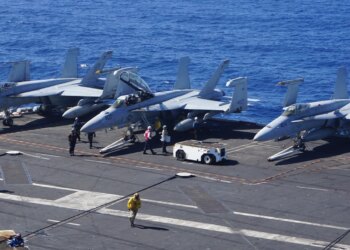 Trump shqyrton mundësitë ushtarake për Iranin, ekspertët ngrenë shqetësime për një konflikt të gjatë dhe pasojat globale.