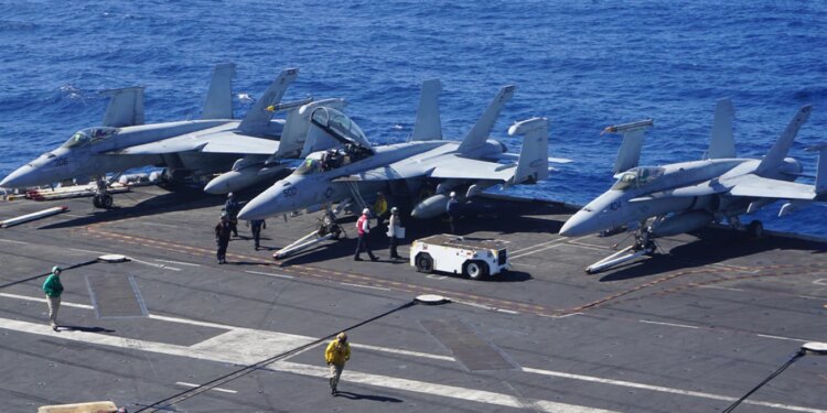 Trump shqyrton mundësitë ushtarake për Iranin, ekspertët ngrenë shqetësime për një konflikt të gjatë dhe pasojat globale.