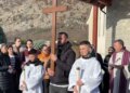 “Udha e Kryqit” në Rrjoll: Riti i Kreshmëve përshkon lutjen dhe protestën e banorëve, klerikët ofrojnë mbështetje për komunitetin.