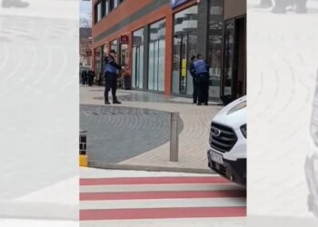 VIDEO/ Qëlloi me armë brenda bankës, ky është çasti kur policia kap 58-vjeçarin me paratë në duar, të qetë e pa maskë.