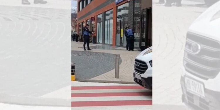 VIDEO/ Qëlloi me armë brenda bankës, ky është çasti kur policia kap 58-vjeçarin me paratë në duar, të qetë e pa maskë.