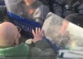VIDEO / Thirrje raciste ndaj shqiptarëve gjatë ndeshjes Vardari-Bashkimi në Maqedoninë e Veriut, përplasje me policinë jashtë stadiumit…