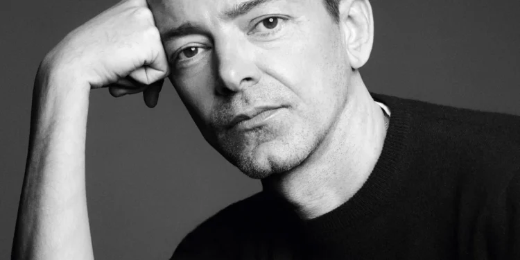 Versace emëron drejtorin e ri kreativ, ja kush do të udhëheqë markën!