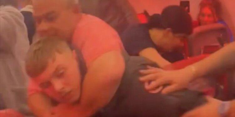 Video/ Ç chaos në fluturimin nga Turqia për në Mançester, përleshja mes pasagjerëve detyron ulje emergjente në Bruksel