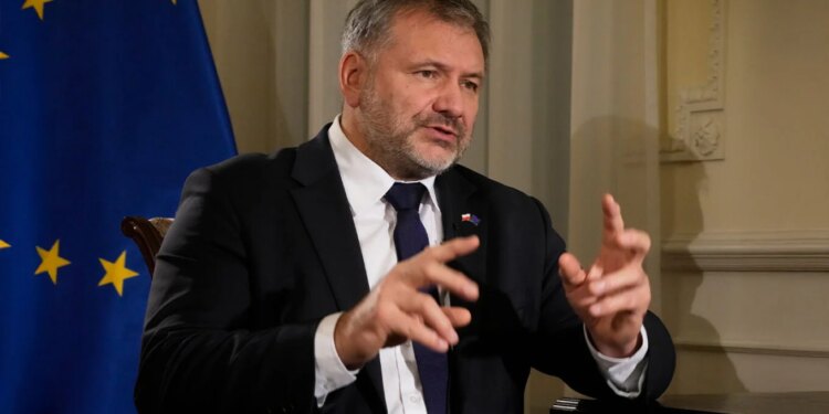 Video: Ministri polak i Drejtësisë gjobitet për mosprioritizimin e këmbësorëve gjatë drejtimit të automjetit