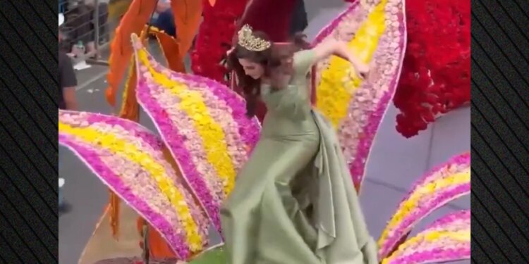 Video/ Pas përshëndetjes me audiencën, momenti kur Miss Universe bie gjatë një festivali në Ekuador