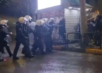 Video/ Protesta para Kuvendit: Publikohet momenti i plotë kur deputeti Nallbati sulmohet gjatë përplasjeve me Policinë