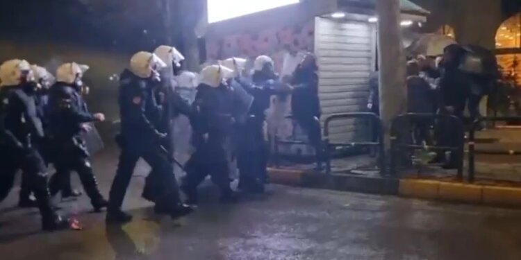 Video/ Protesta para Kuvendit: Publikohet momenti i plotë kur deputeti Nallbati sulmohet gjatë përplasjeve me Policinë