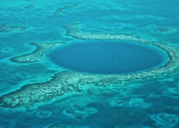 Video/ Zbulohet vrima blu më e thellë në oqean, fenomeni që shqetëson shkencëtarët.