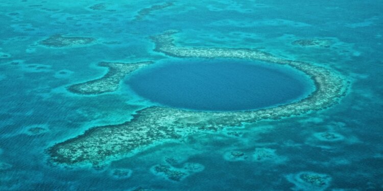 Video/ Zbulohet vrima blu më e thellë në oqean, fenomeni që shqetëson shkencëtarët.