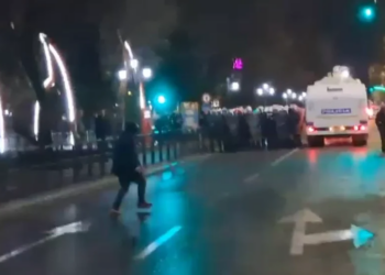 Video-lajm/ Protestuesi godet me gurë policinë, arrestimi në momentin e veprës