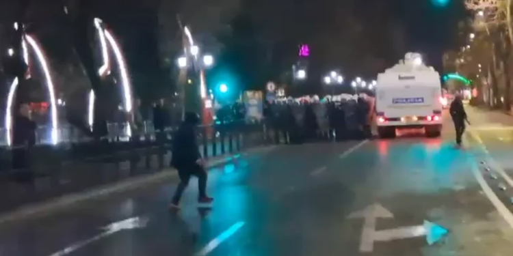 Video-lajm/ Protestuesi godet me gurë policinë, arrestimi në momentin e veprës