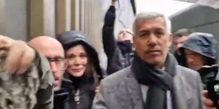 "Vrasës, do të paguani shtrenjtë për këtë" / Konfrontim mes familjarëve të viktimave dhe pronarëve të barit 'Le Constellation' në Zvicër: E kuptojmë zemërimin tuaj, por…