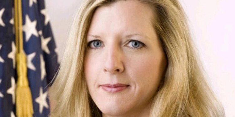 "Xhaxhai Epstein": Emri i tij doli në e-maile, ish-këshilltarja e Obamës lë postin si përfaqësuese ligjore e bankës amerikane.