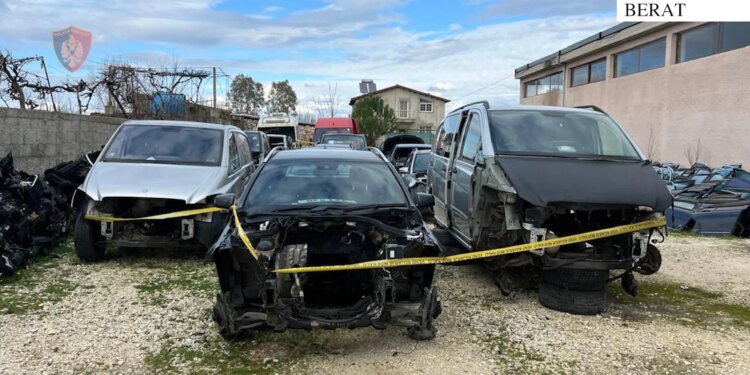 Zbulohen dy objekte në Dimal, ku prishej dhe shitej pjesë automjetesh të kontrabanduara nga MB; sekuestrohen 68 automjete dhe arrestohet pronari.