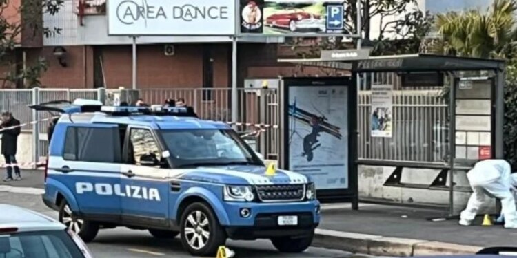 Zjarri i armëve në Milano: Grabitësi goditet në kokë nga policia dhe gjendet në gjendje kritike për jetën.