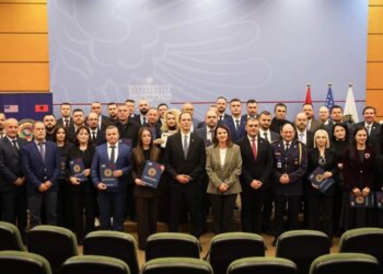 Zyrtari i lartë amerikan në Tiranë: Takime me Qeverinë dhe liderët e drejtësisë për të forcuar bashkëpunimin në luftën kundër kriminelëve që kërcënojnë sigurinë kombëtare.