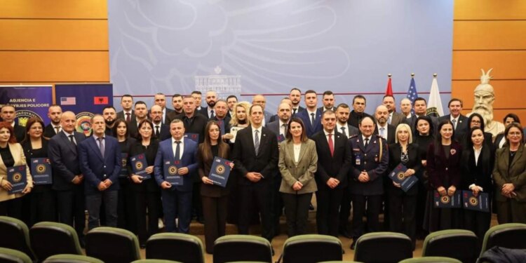 Zyrtari i lartë amerikan në Tiranë: Takime me Qeverinë dhe liderët e drejtësisë për të forcuar bashkëpunimin në luftën kundër kriminelëve që kërcënojnë sigurinë kombëtare.