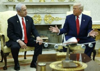 WASHINGTON, DC - APRIL 07: U.S. President Donald Trump (R) speaks alongside Israeli Prime Minister Benjamin Netanyahu with a model of Air Force One on the table, during a meeting in the Oval Office of the White House on April 7, 2025 in Washington, DC. President Trump is meeting with Netanyahu to discuss ongoing efforts to release Israeli hostages from Gaza and newly imposed U.S. tariffs. (Photo by Kevin Dietsch/Getty Images)