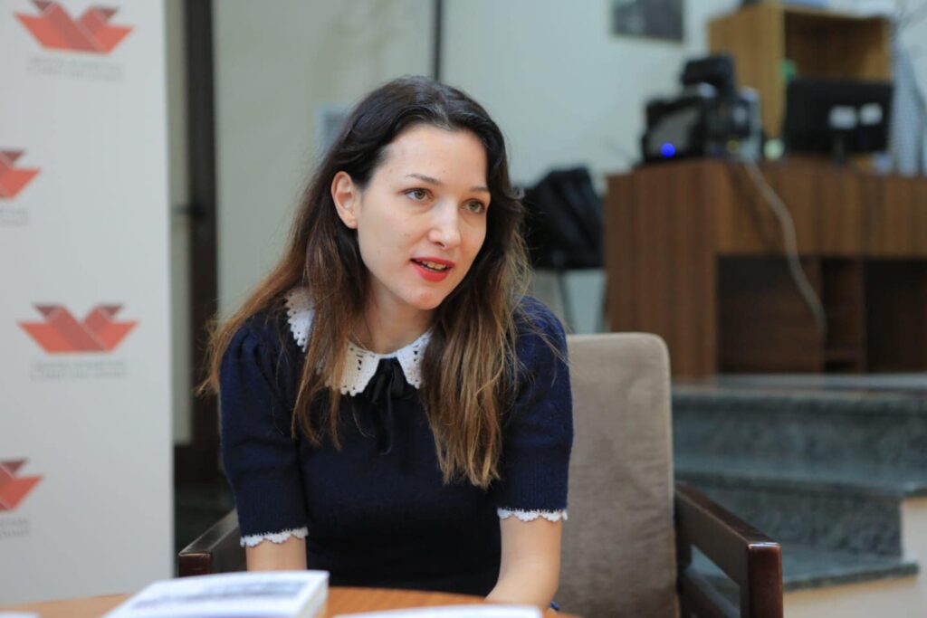 Eir Plasari, vajza e Mimoza Ahmetit dhe Aurel Plasarit i