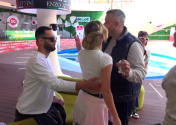 "Me Mirin në Qendër të Vëmendjes" / Zënka e fortë mes Selinit dhe Rogertit, banorja emocionohet: Mos më prek.