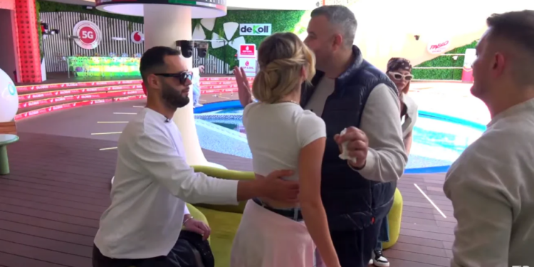 "Me Mirin në Qendër të Vëmendjes" / Zënka e fortë mes Selinit dhe Rogertit, banorja emocionohet: Mos më prek.