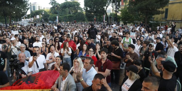 Protestë në Tiranë: Qytetarët kundërshtojnë ndërtimet në zonat e mbrojtura