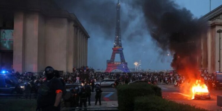Tensione në Francë pas fitores së PSG në Champions/ Një viktimë dhe 57 policë të plagosur.
