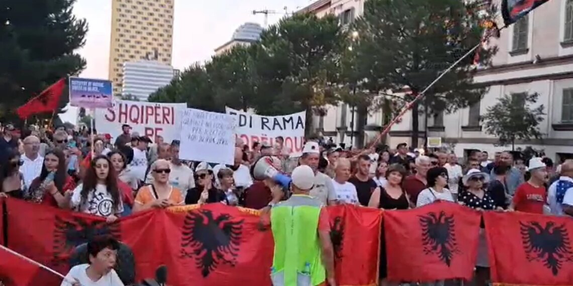 Dita e 71-të e protestave: Protestuesit marshojnë para Kryeministrisë, shpallin mesazhe kundër klasës politike.