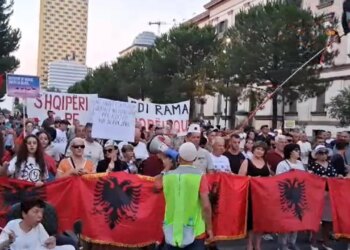 Dita e 71-të e protestave: Protestuesit marshojnë para Kryeministrisë, shpallin mesazhe kundër klasës politike.