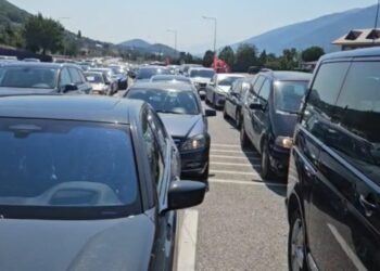 Morina përballet me bllokim, qindra udhëtarë presin në radhë nën temperatura të larta