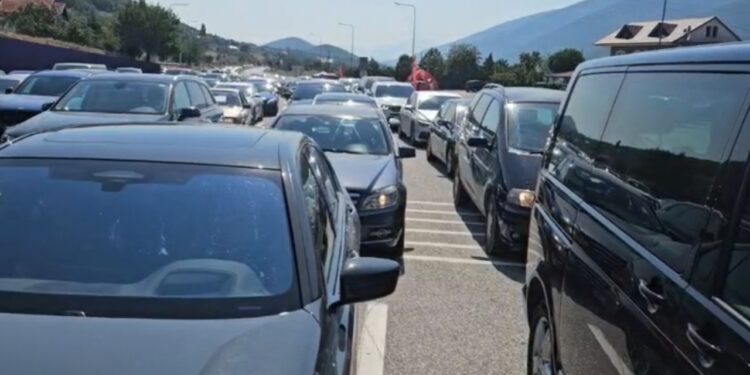 Morina përballet me bllokim, qindra udhëtarë presin në radhë nën temperatura të larta