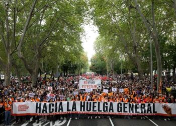 Protesters carry a banner that reads "Towards the general strike" as they demand political action to stop evictions and alleviate the housing crisis, in Madrid, Spain, October 3, 2026. REUTERS/Alejandro Martinez Velez