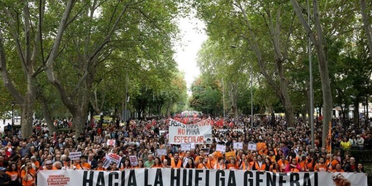 Protesters carry a banner that reads "Towards the general strike" as they demand political action to stop evictions and alleviate the housing crisis, in Madrid, Spain, October 3, 2026. REUTERS/Alejandro Martinez Velez